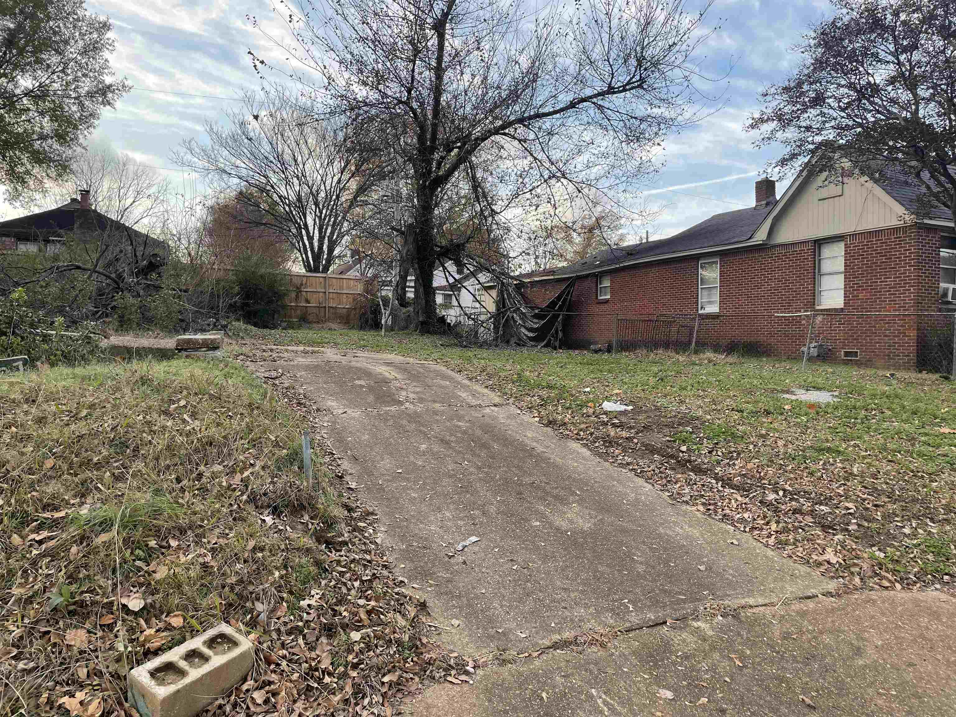 a view of a yard with a house