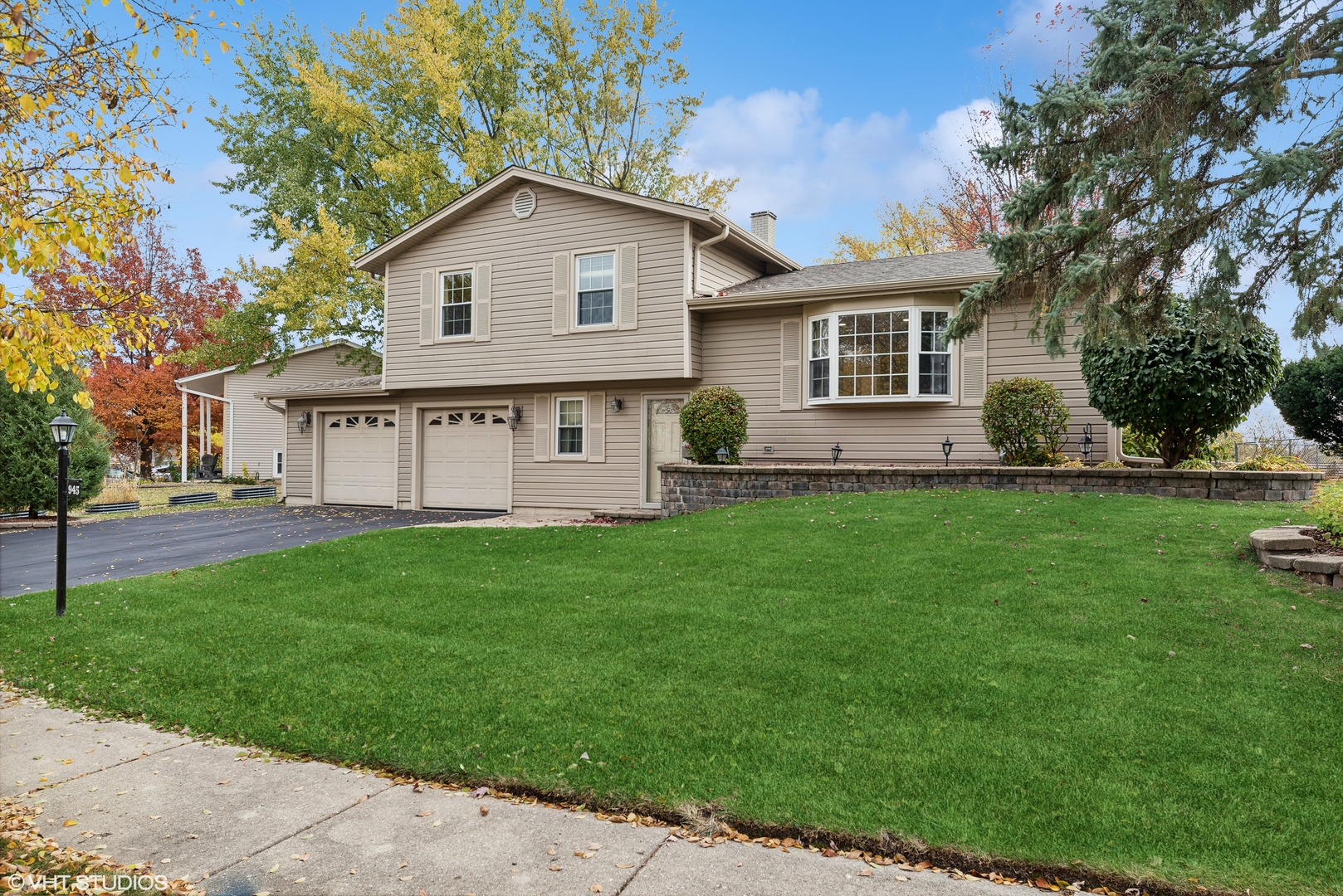 a view of a house with a yard