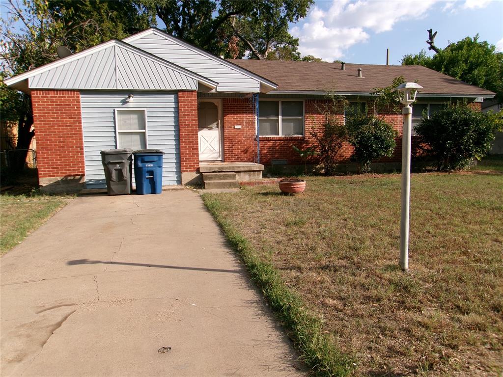 a view of a house with backyard