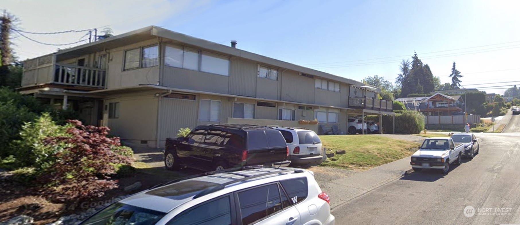 a view of a yard in front of house