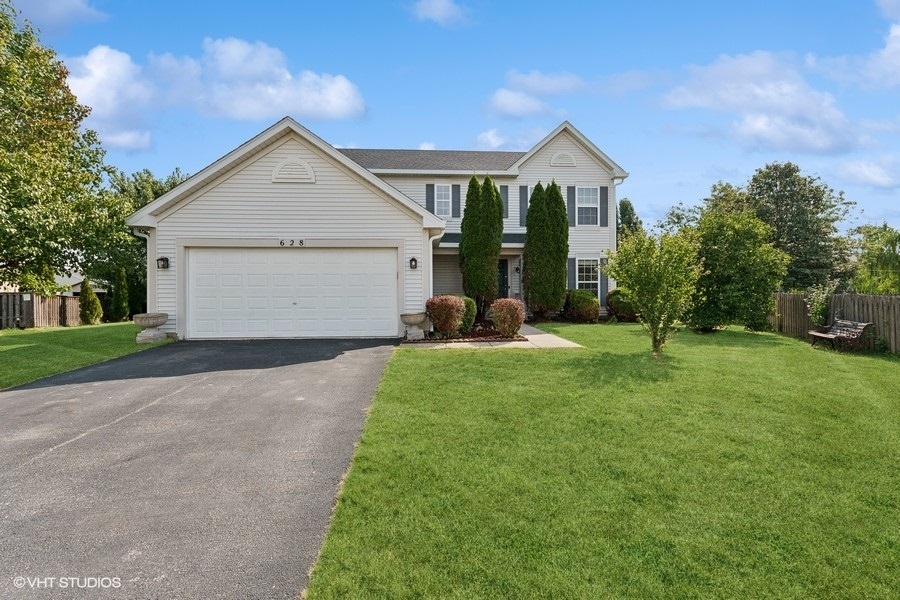 a view of a house with backyard