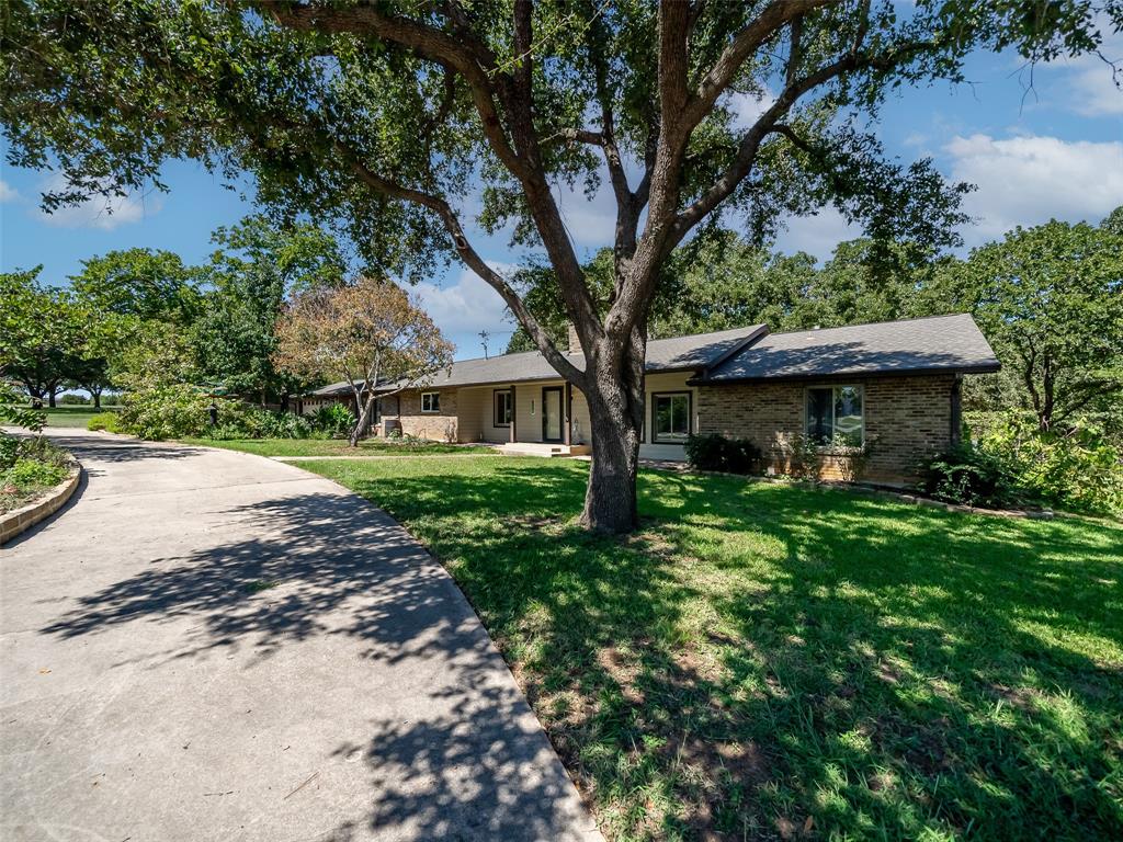 Ranch-style house with a front yard