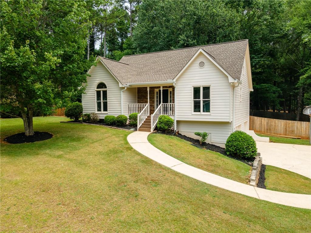 a view of a house with backyard and trees