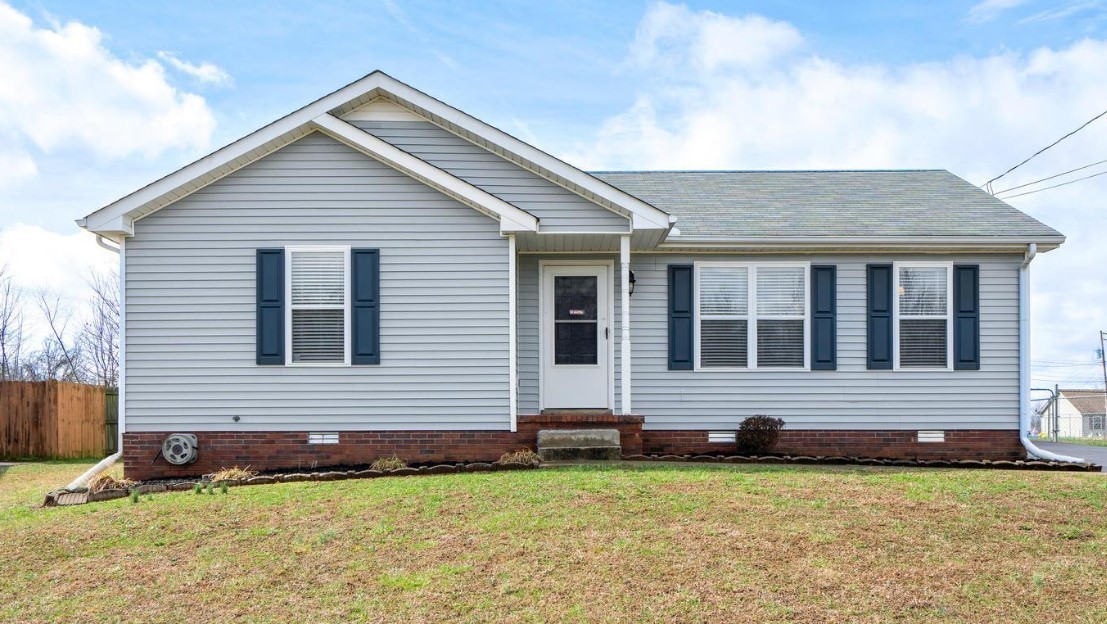 a view of a house with backyard