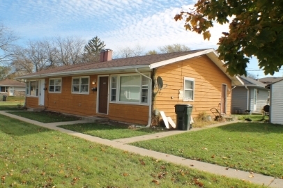 a view of a house with backyard