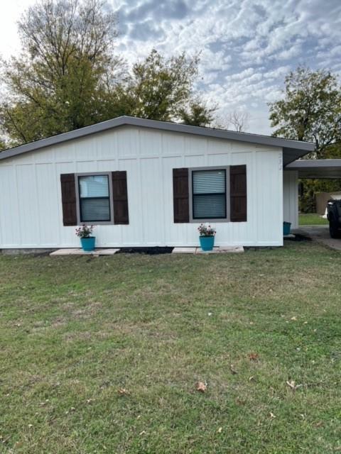 a front view of house with yard