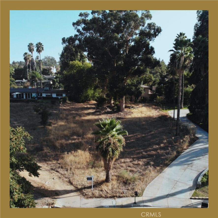 a view of a backyard of the house