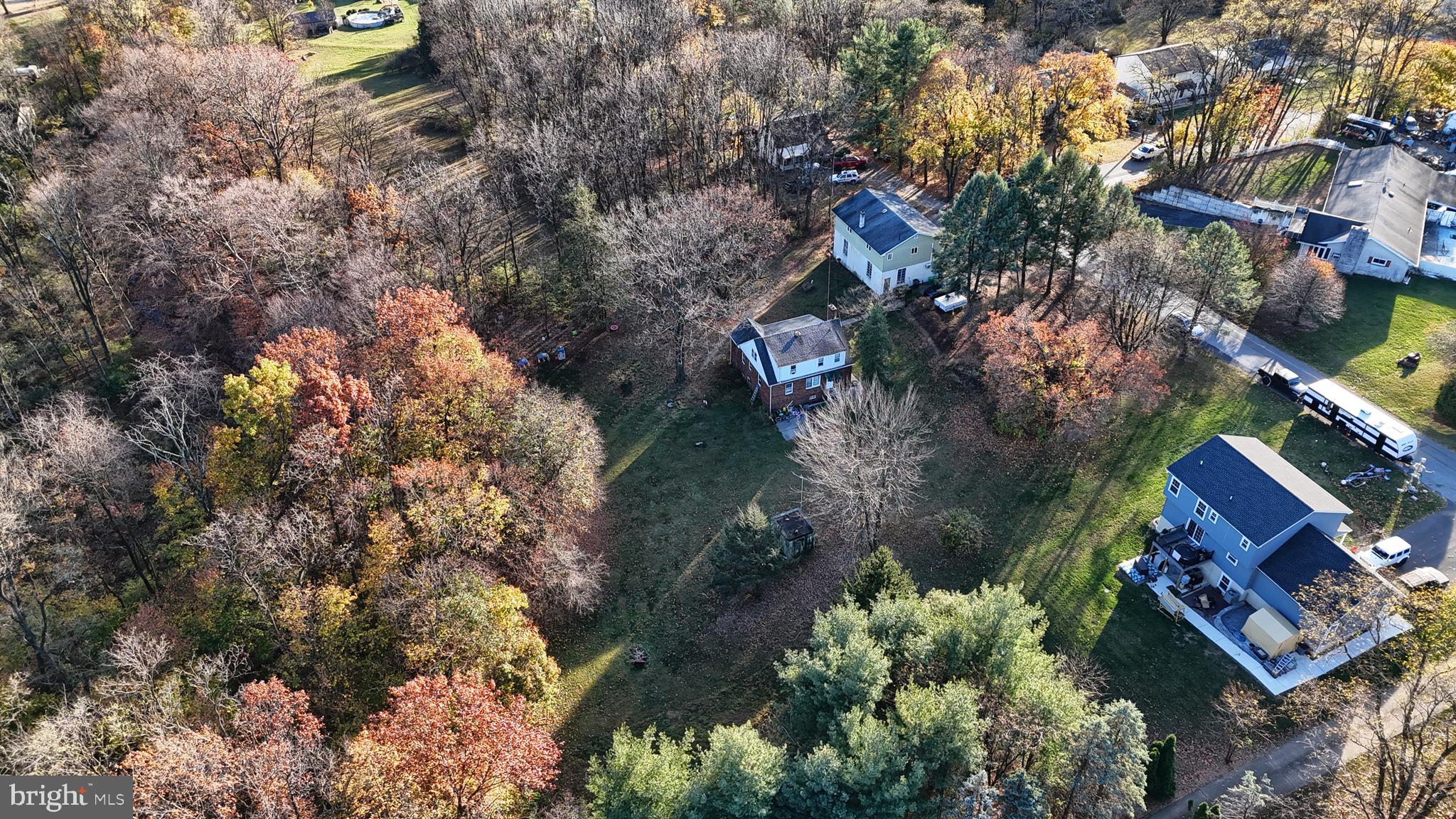 an aerial view of house with yard and green space