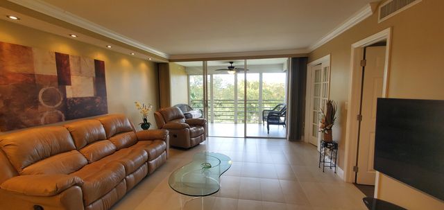 $289,000 | 605 Oaks Drive, Unit 507 | Palm Aire