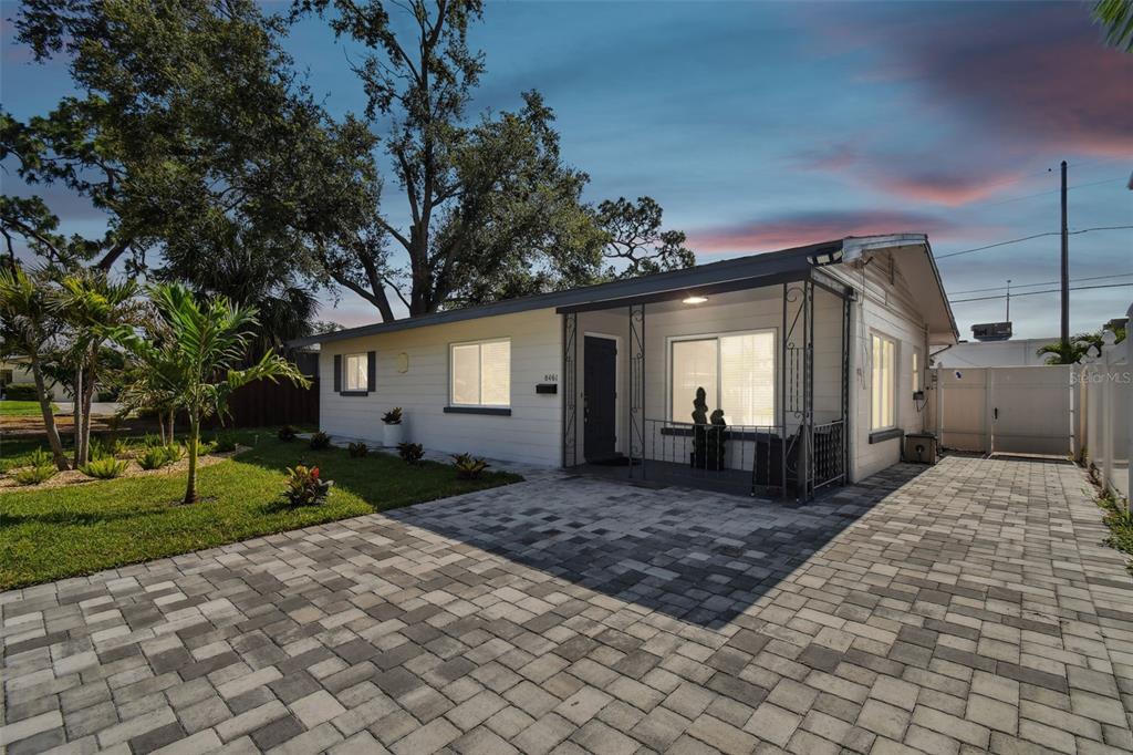 a view of a house with backyard and trees