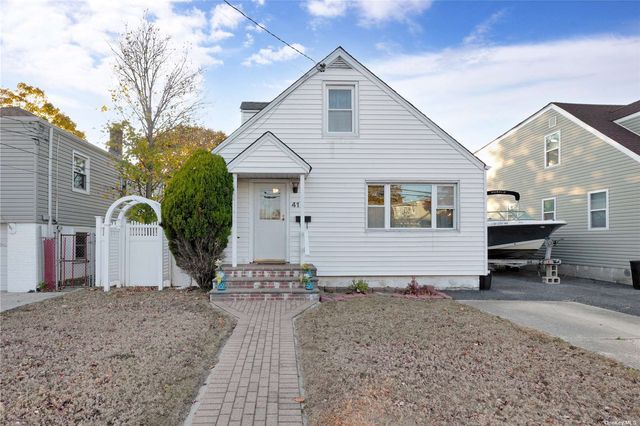 $499,990 | 41 Coolidge Avenue | Copiague