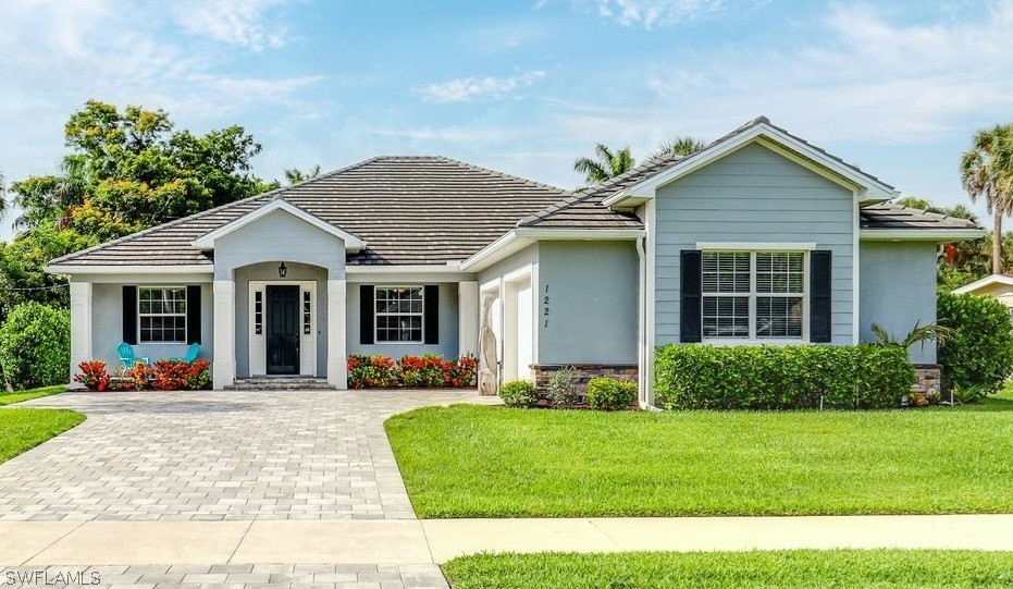 a view of a house with that has a yard