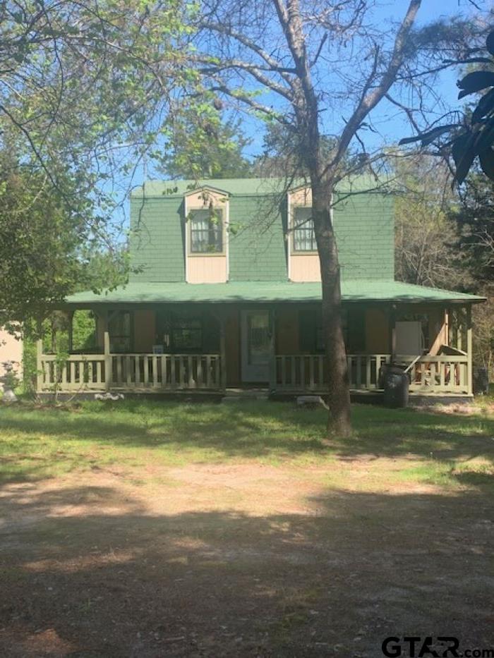 a view of house with a big yard