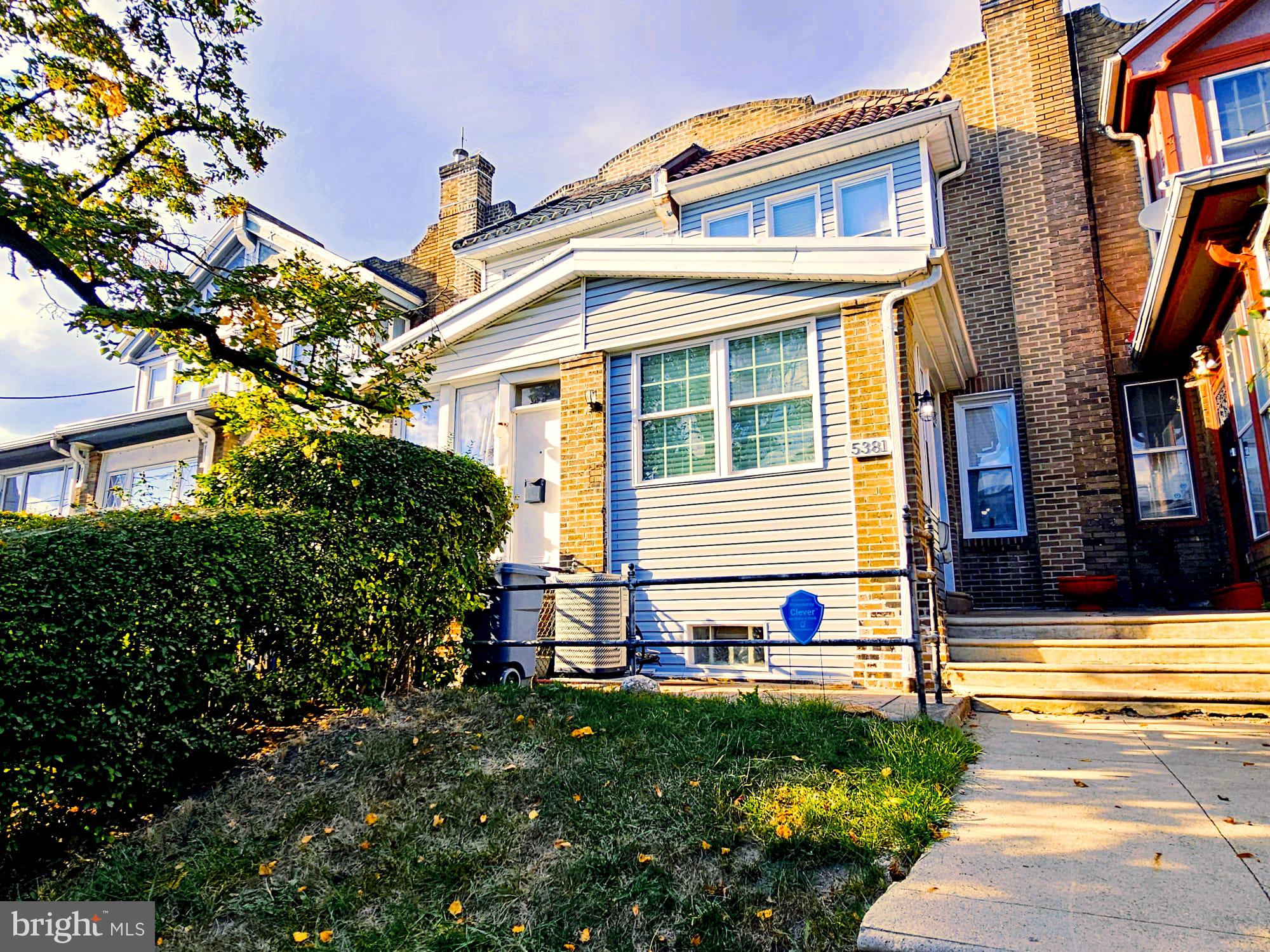 a view of front of house with a yard