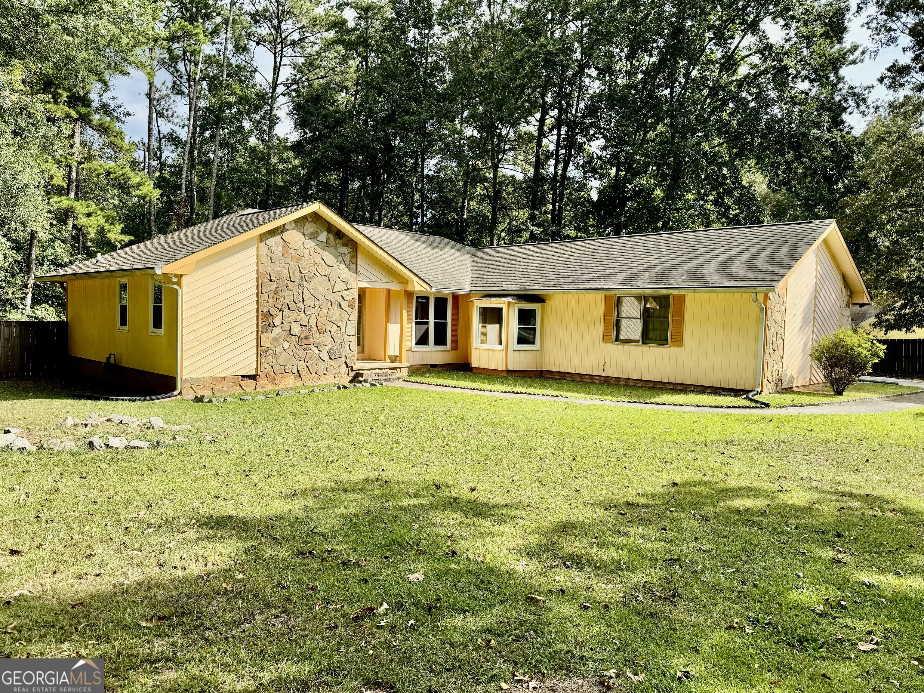 a view of a house with a backyard