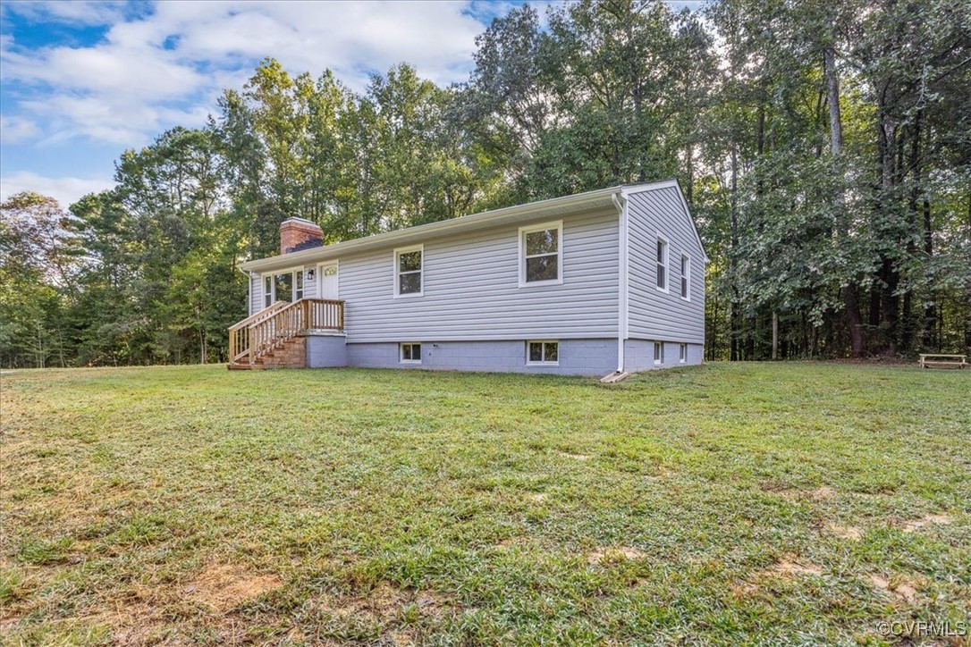 a view of a house with a backyard