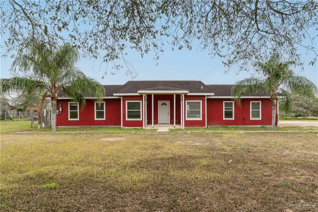 Ranch-style house with a front yard