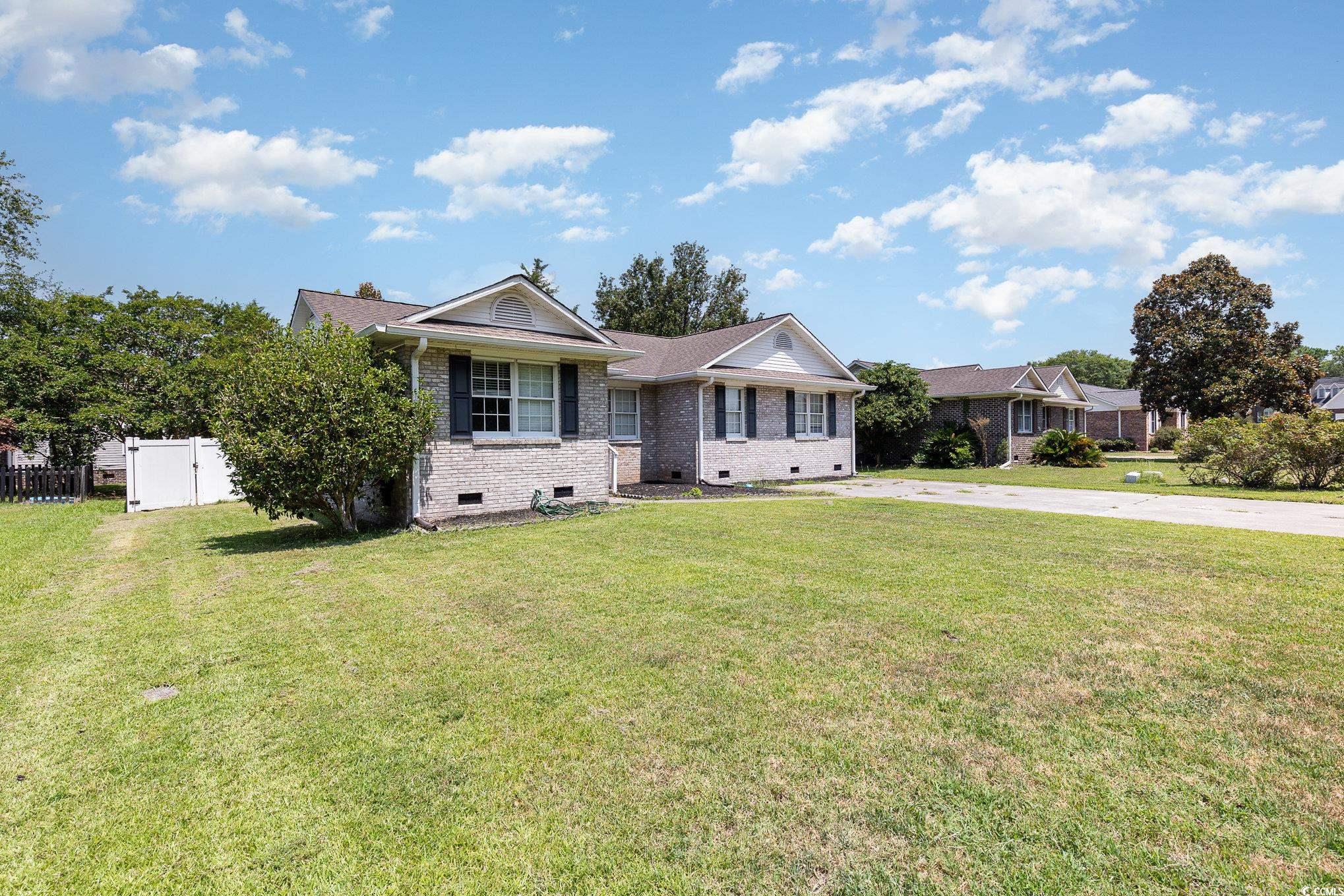 Ranch-style house featuring a front yard