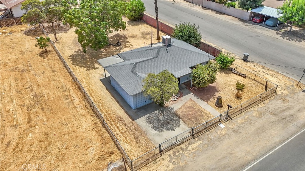 a view of a backyard of the house