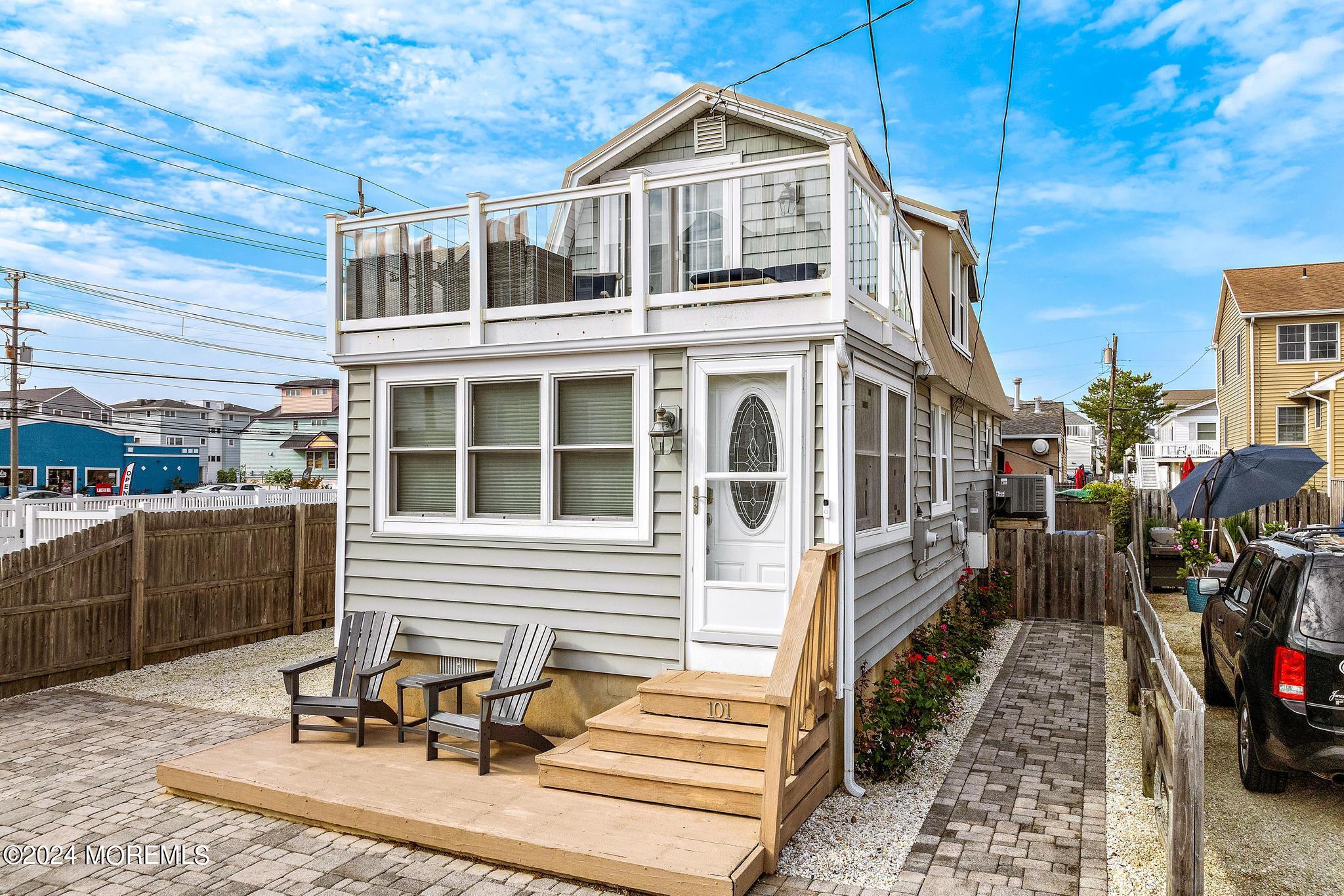 a view of a yard in front of house