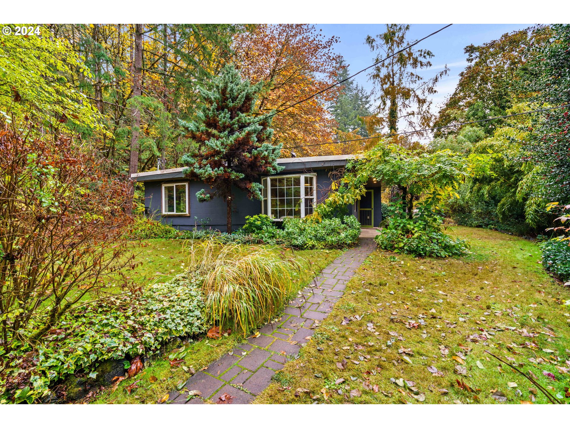 a view of a house with a yard