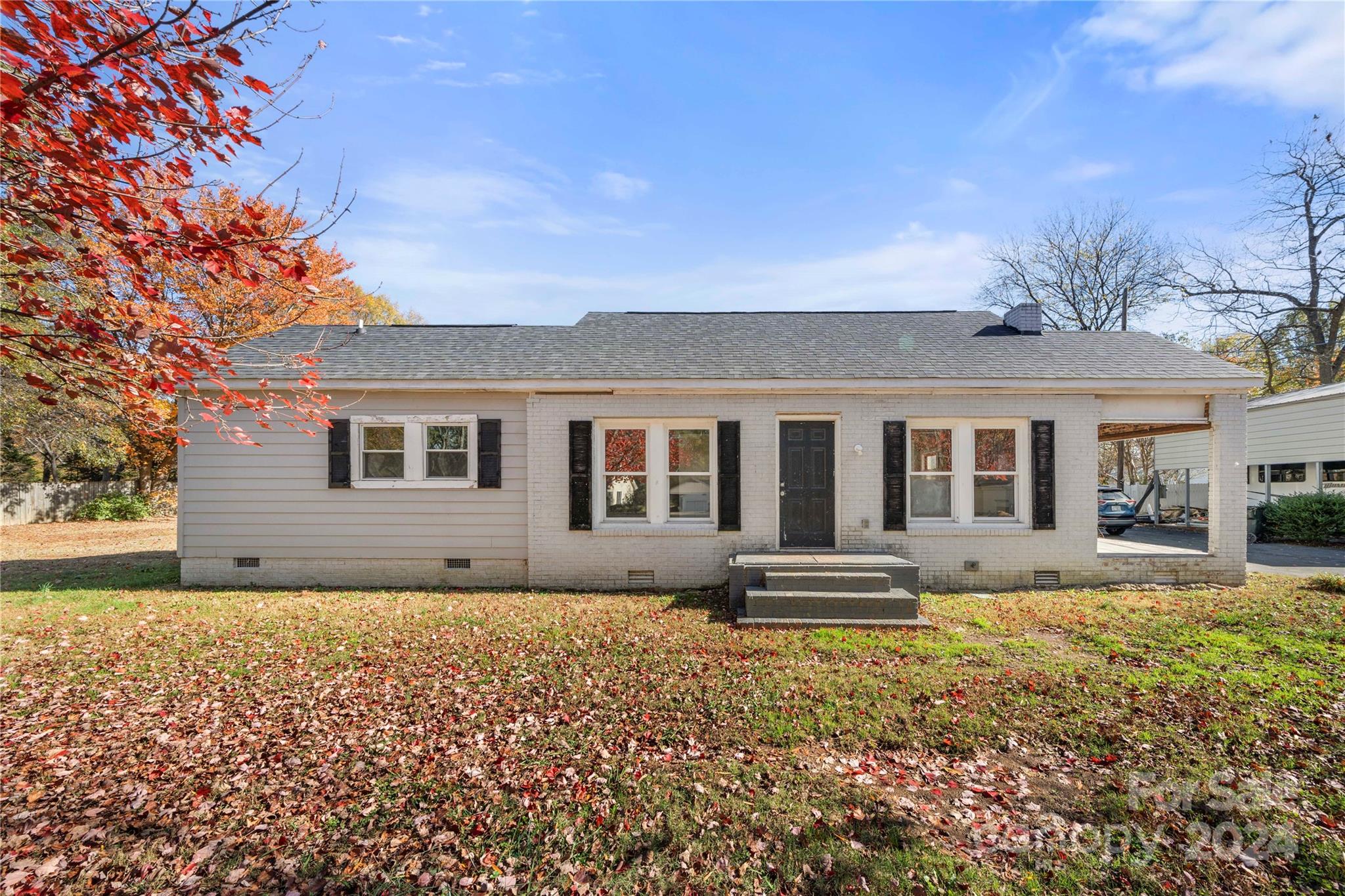 a front view of house with yard