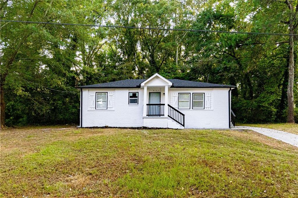 a view of a house with a yard