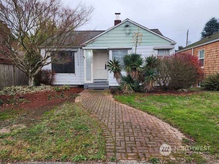 a view of a house with a yard