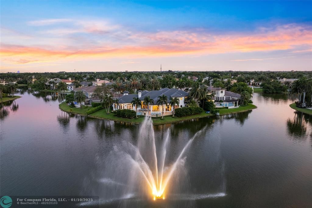 SPECTACULAR WATERVIEWS OF THE LIGHTD FOUNTAINS