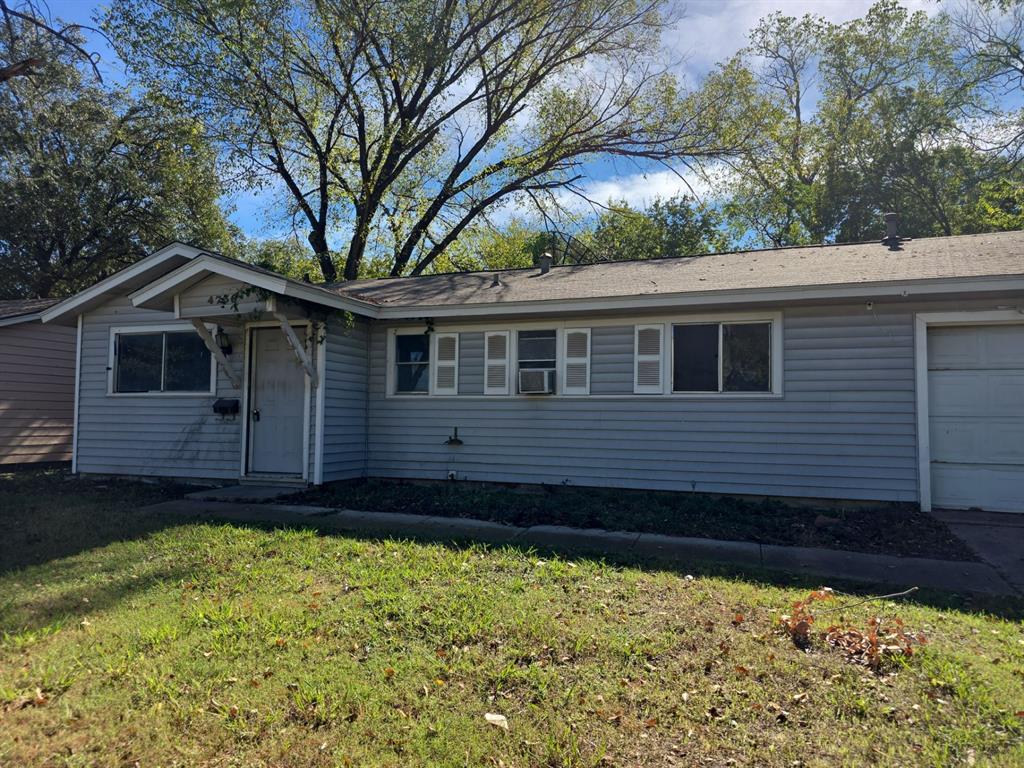 a view of a house with a yard