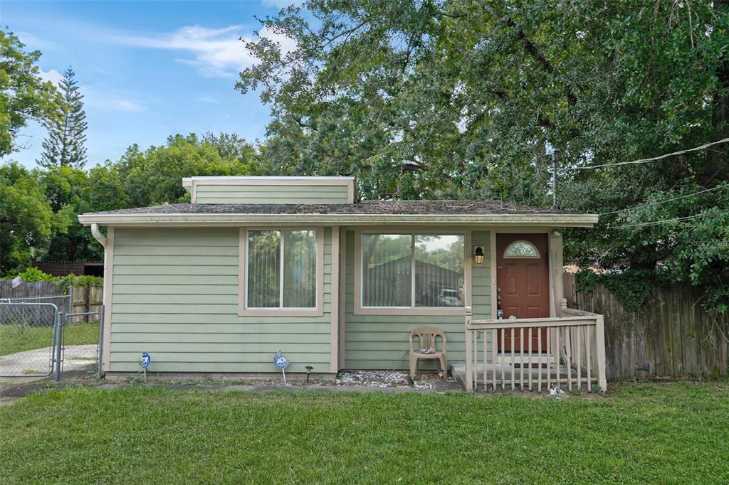 a view of front of a house with a yard