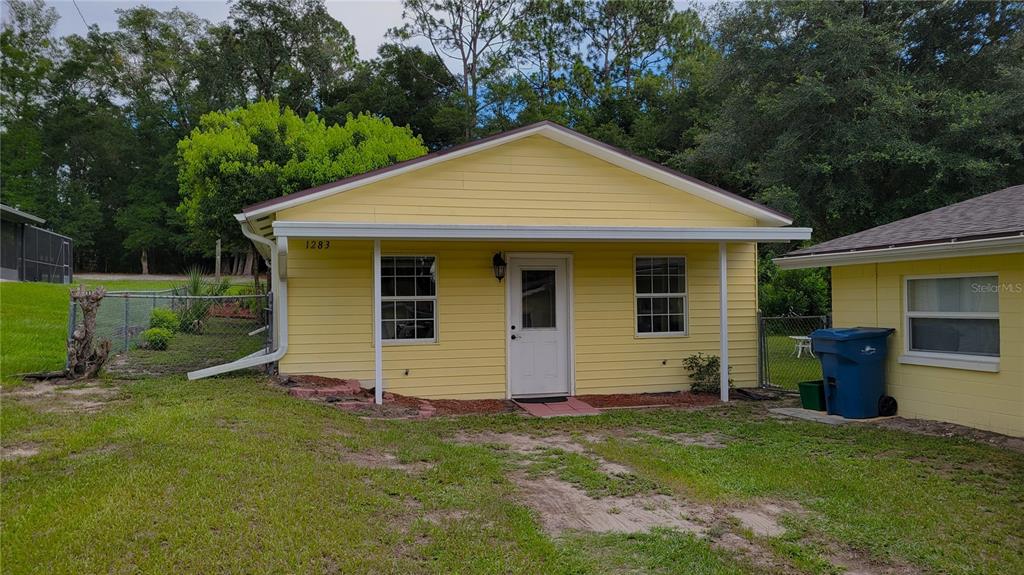 a view of a house with backyard