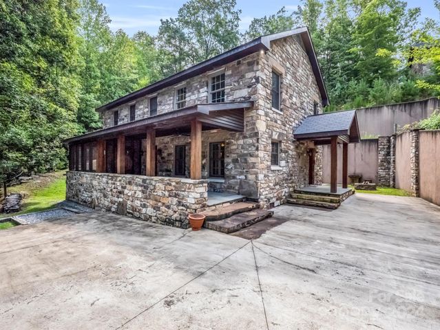 $1,259,000 | 2452 Lake Adger Parkway | White Oak Township - Polk County