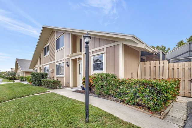 $430,000 | 262 Maplecrest Circle | Jupiter