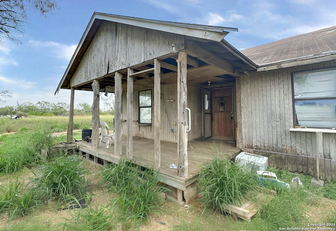 a view of a house with backyard and porch