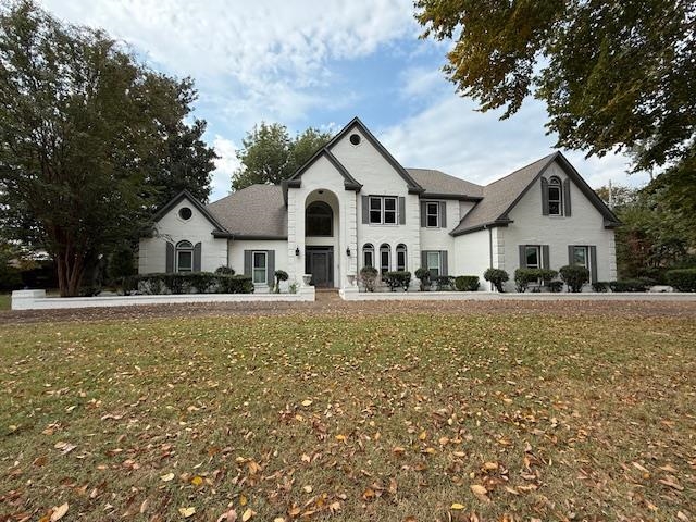 View of front facade featuring a front yard