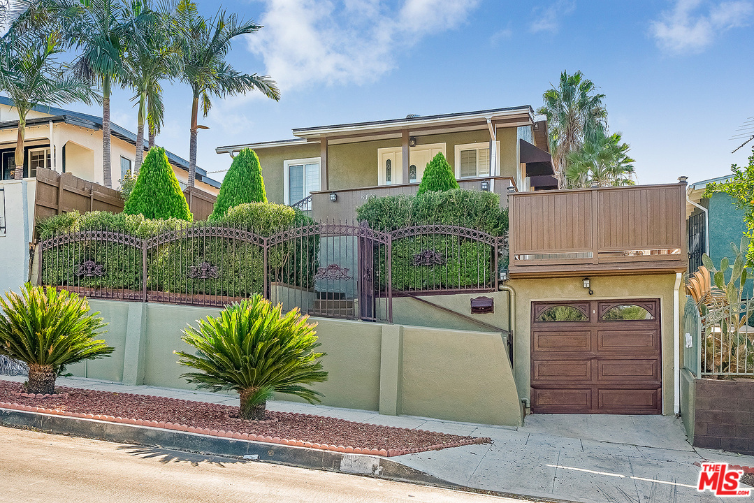 a view of a house with a backyard