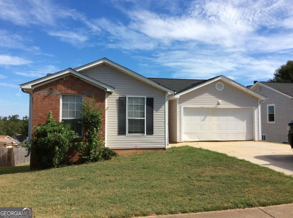 a view of a house with a yard