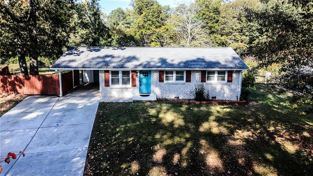 a aerial view of house with yard and green space