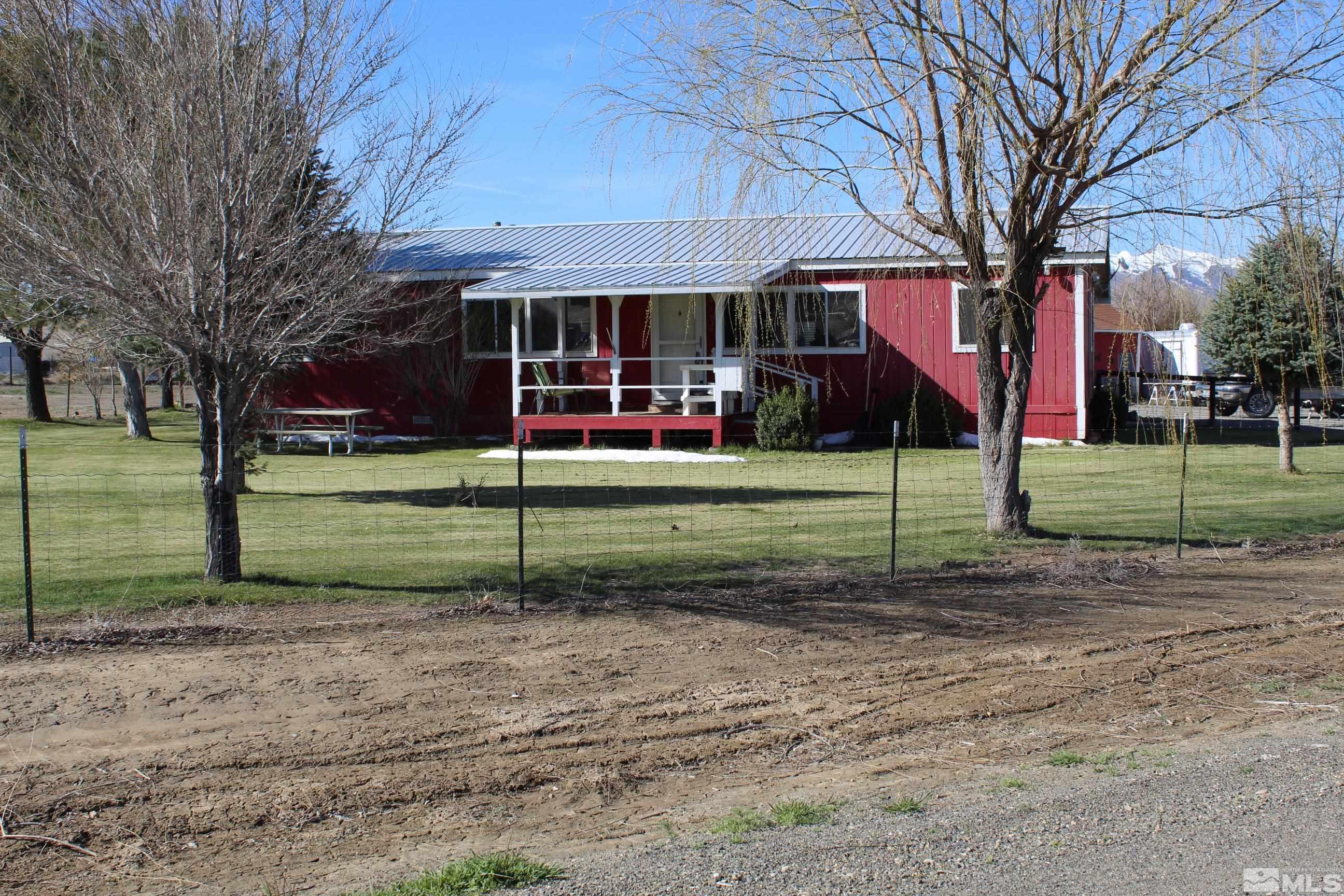 a view of a house with backyard and trees