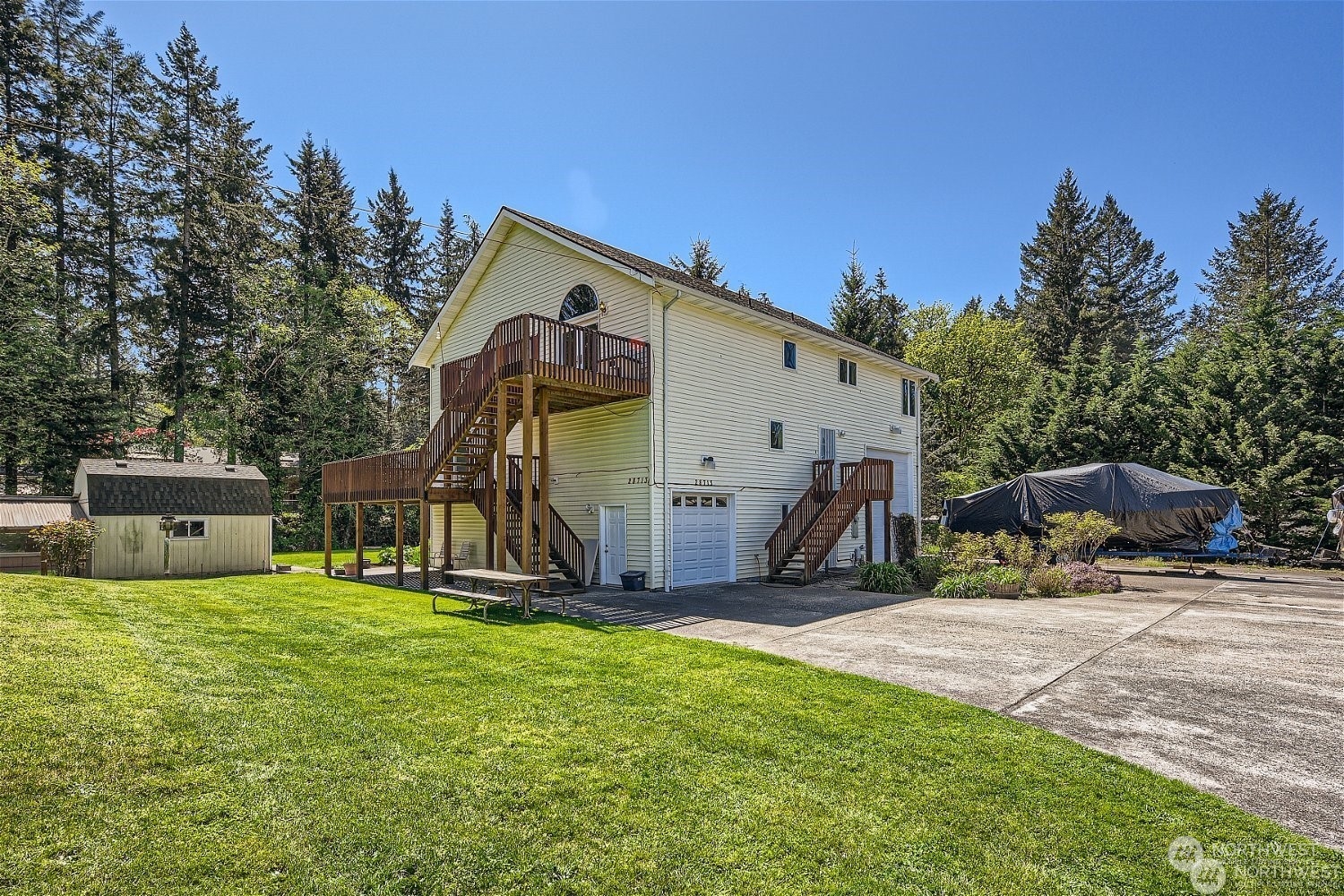 a view of a house with backyard