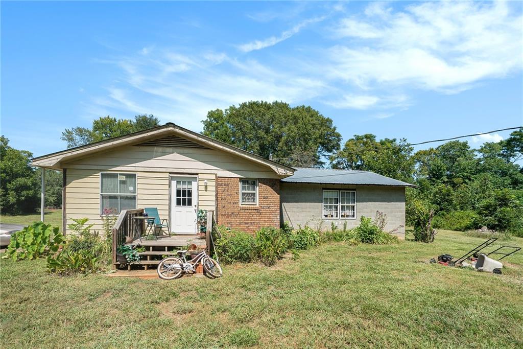 a view of a house with a yard