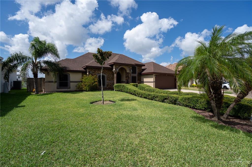 a view of a house with a backyard