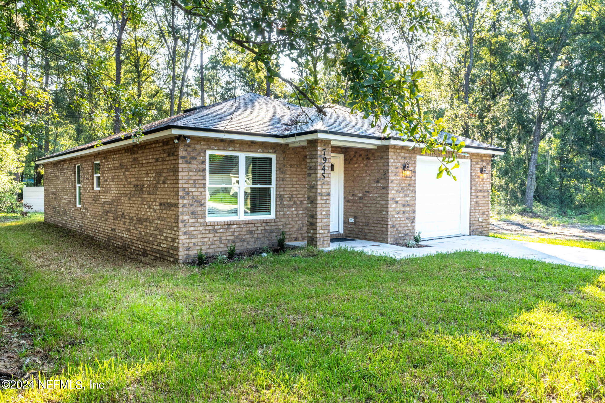 a view of a yard with a house