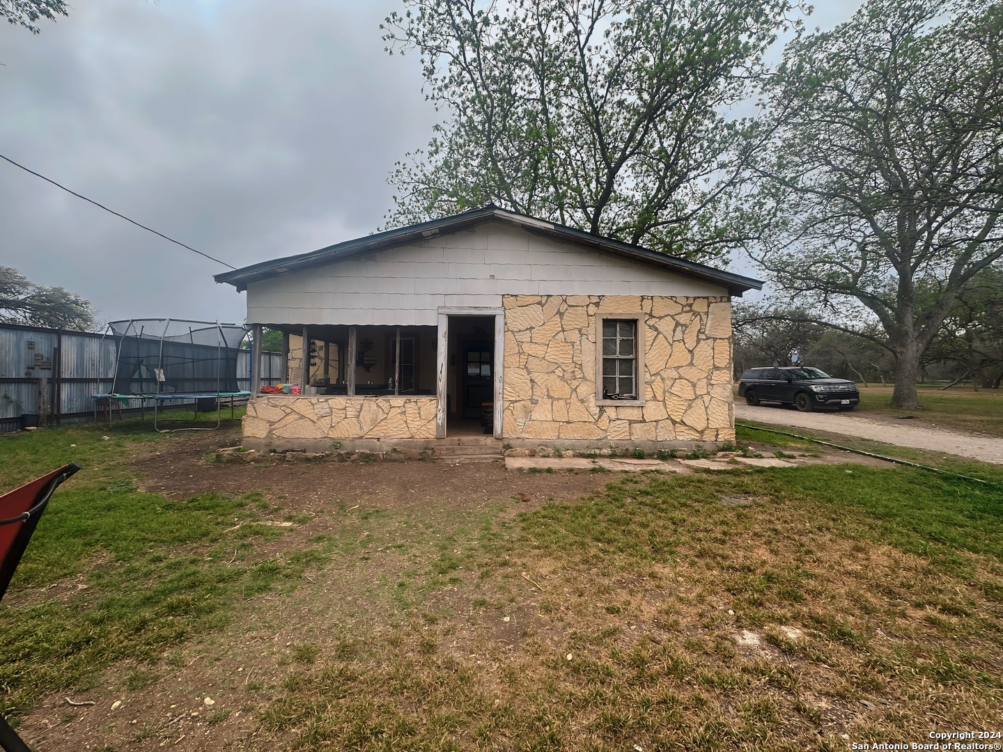 a view of a house with backyard