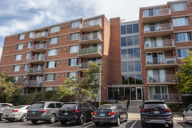 $2,000 | 2201 South Stewart Avenue, Unit 2J | Lombard