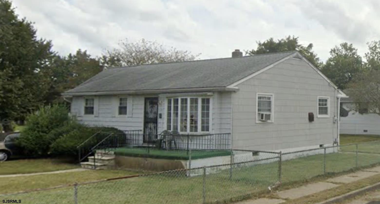 a view of a house with backyard and trees