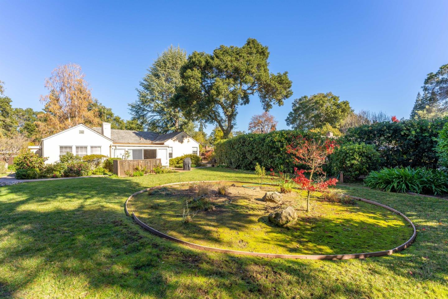 a view of an house with swimming pool and yard