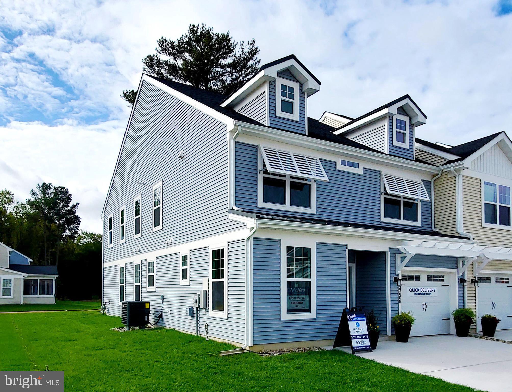 a view of a yard in front of a house