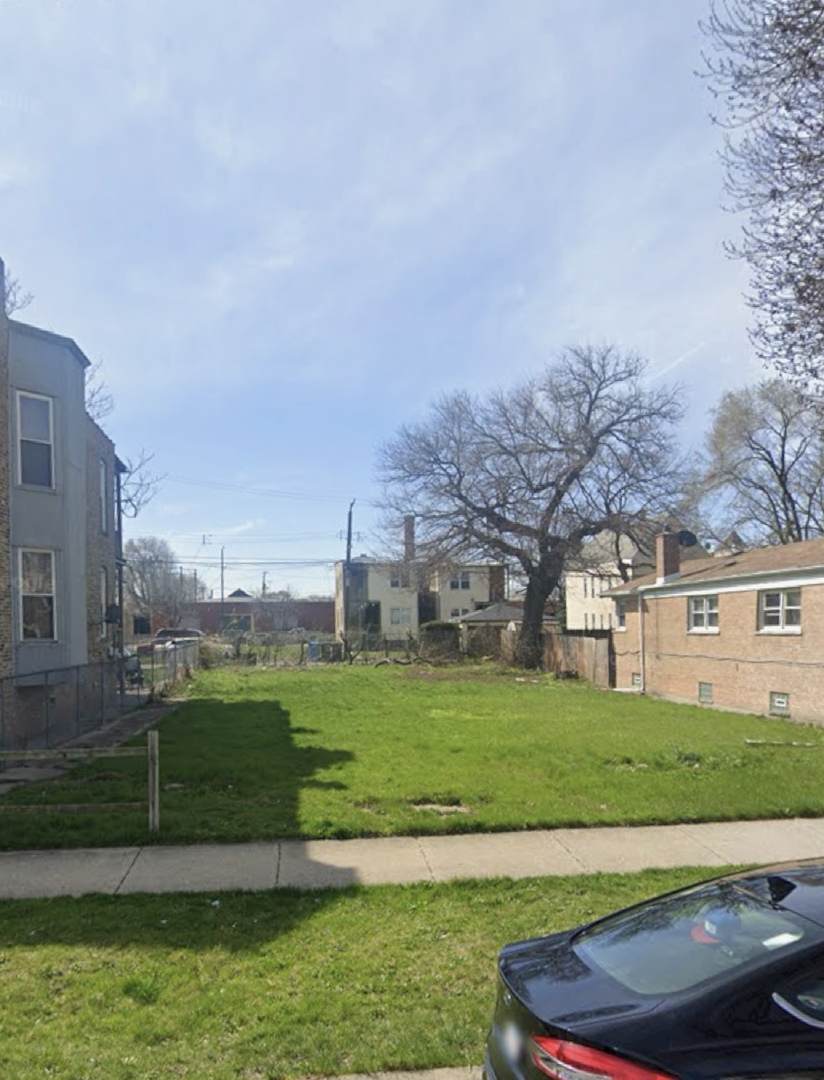 a view of a house with a big yard